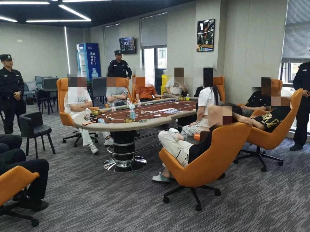抓捕13名涉赌人员_亳州警方捣毁德州扑克赌场_德州扑克两副牌