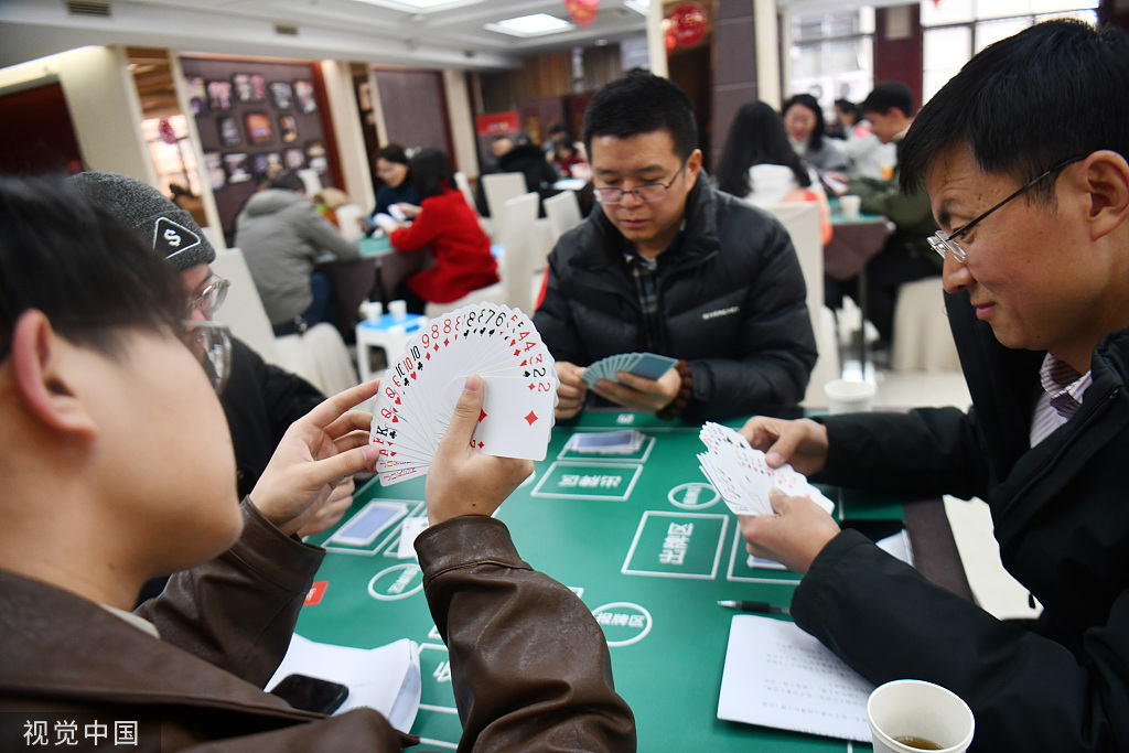 掼蛋取代德州扑克商务社交_中国金融圈掼蛋流行_推广德州扑克
