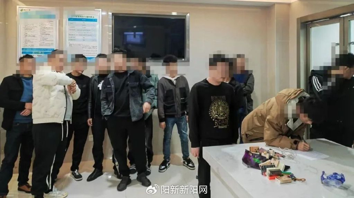 和好友一起玩德州扑克_抓获13人刑事拘留11人_阳新警方打掉德州扑克赌博窝点