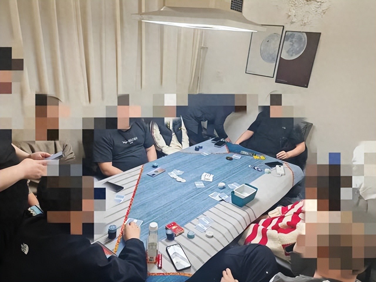 德州扑克赌博案件查处_德州扑克怎么发牌_红山区公安打击德州扑克赌博窝点